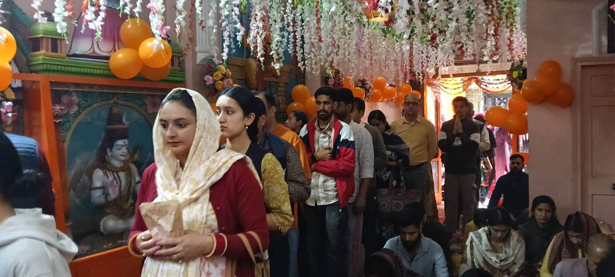 सोलन के मालरोड स्थित हनुमान मंदिर में हनुमान जयंती पर शीश नवाते श्रद्धालु। संवाद