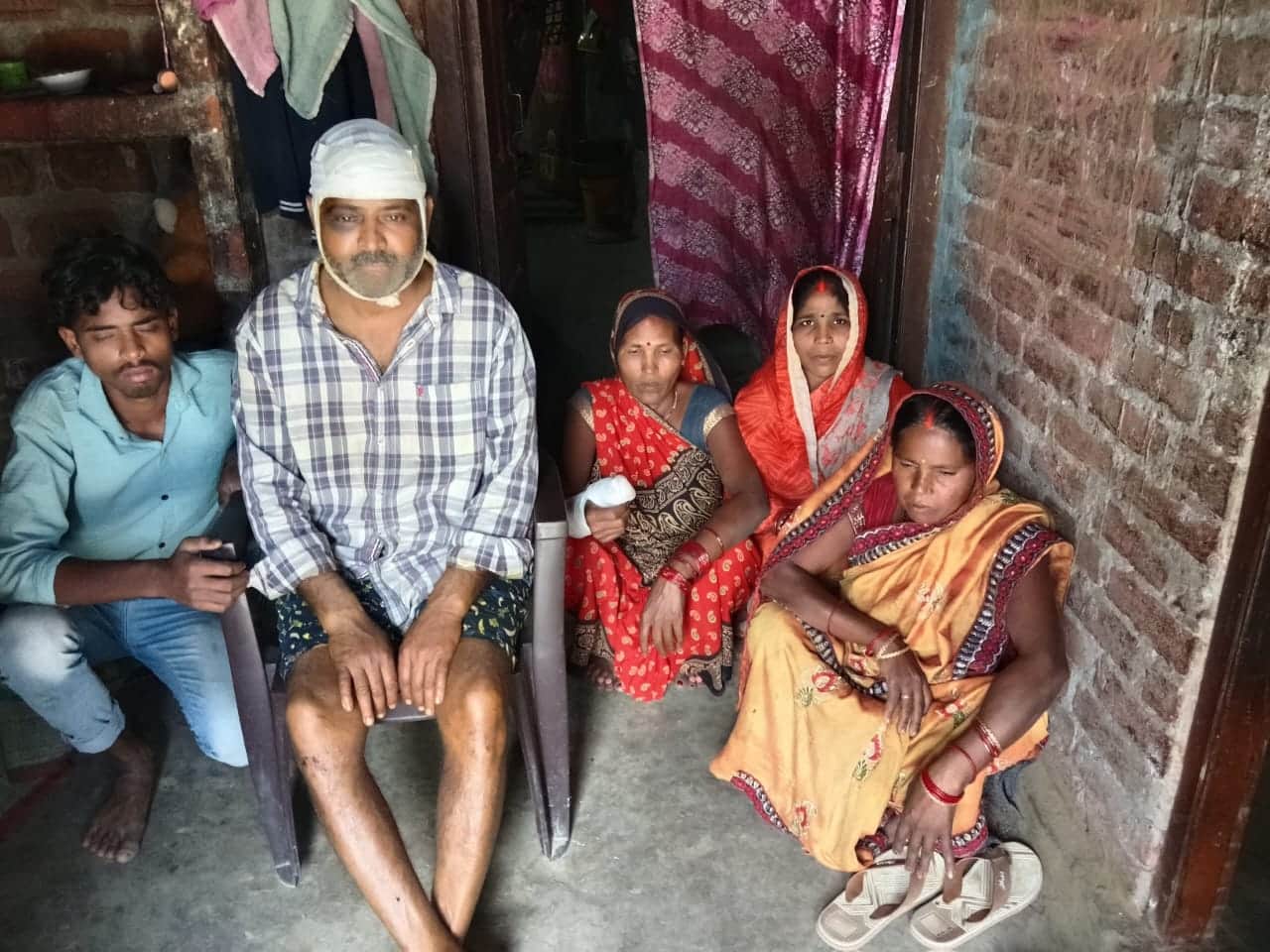 सेमरा मुस्तहकम गांव में बदहवास बैठे बुजुर्ग के परिजन-संवाद