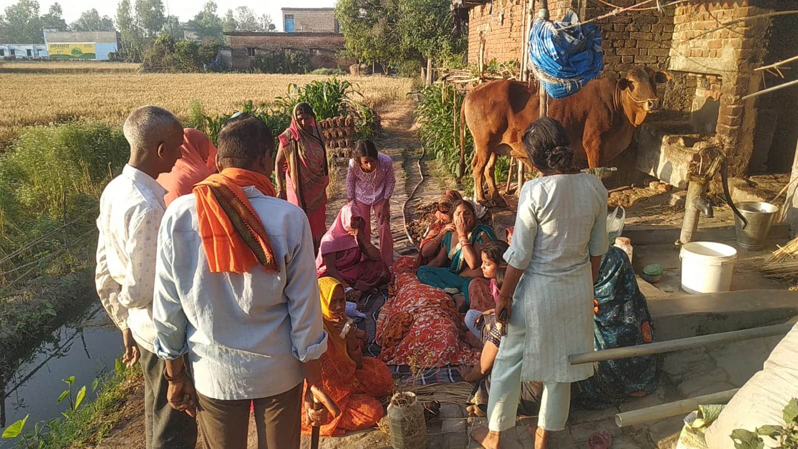 सिमिता की मौत पर रोते-बिलखते परिजन। 