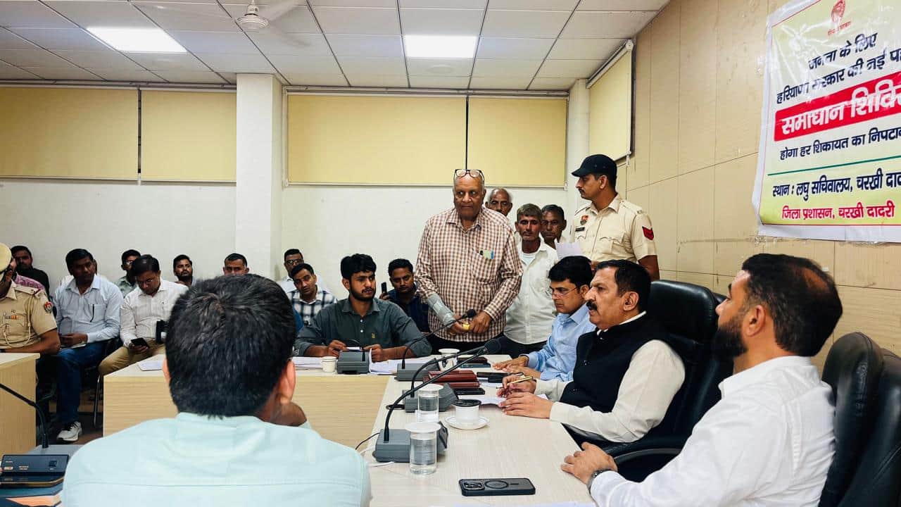  समाधान शिविर में लोगों की समस्याएं सुनतें उपायुक्त। 