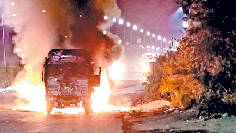 सूरजपुर में चलते ट्रक में लगी आग।