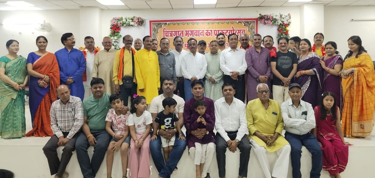 Chants of praise resounded during the manifestation celebration of Lord Chitragupta, and the festivities continued until midnight