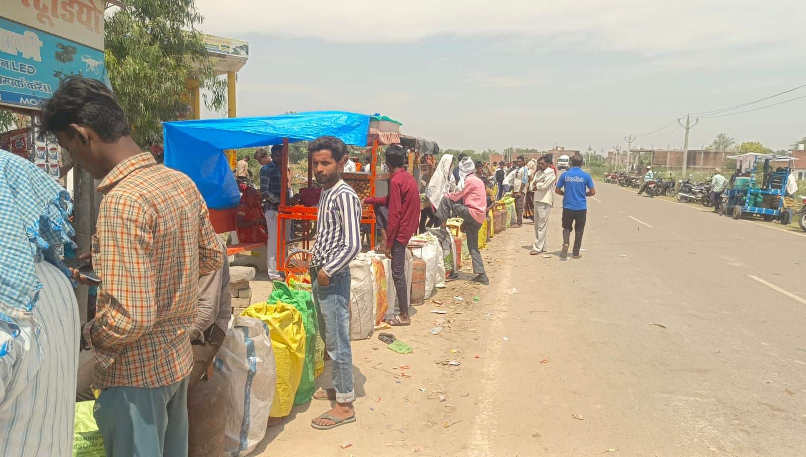 सरेनी में बृहस्पतिवार को गैस सिलिंडर के लिए लगी लोगों की लाइन।