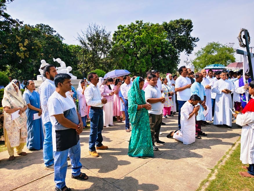 The devotees remembered the sufferings of Lord Jesus by praying.
