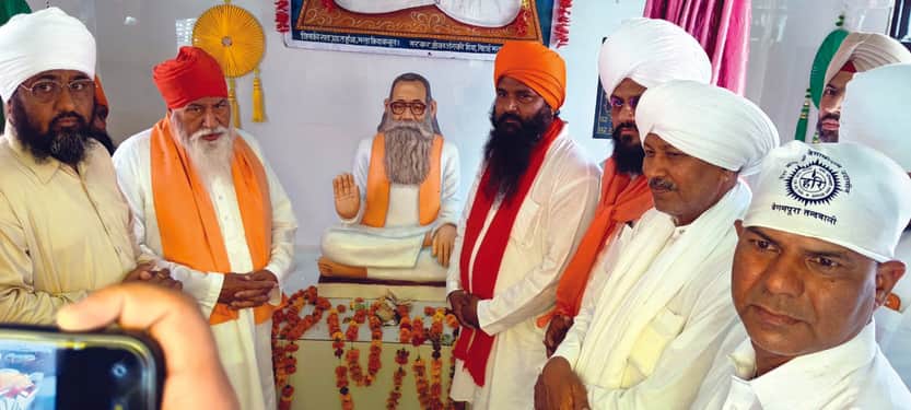 संत फकीरदास महाराज की प्रतिमा का अनावरण करते संत महापुरुष। संवाद