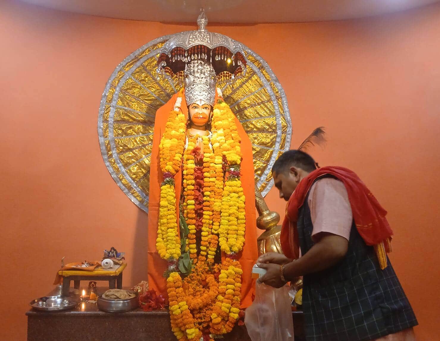 सीतामढ़ी मंदिर में हनुमान जन्मोत्सव पर पुजा अर्चन करते श्रद्धालु। संवाद