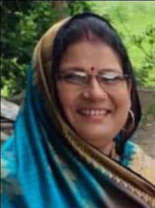 सड़क दुर्घटना में मृत प्रधानाध्यापिका सुमन सिंह की फाइल फोटो। परिजन