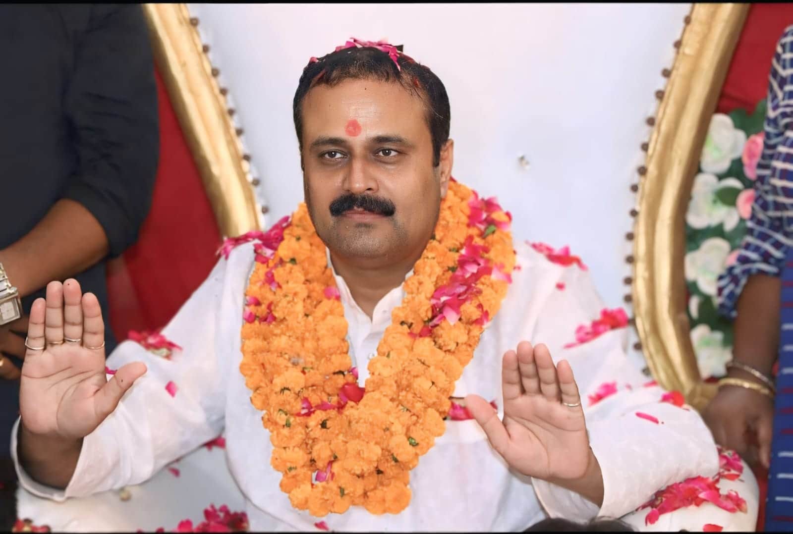 स्वामी सत्यानन्द महाराज श्रद्धालुओं को प्रवचन सुनाते हुए।