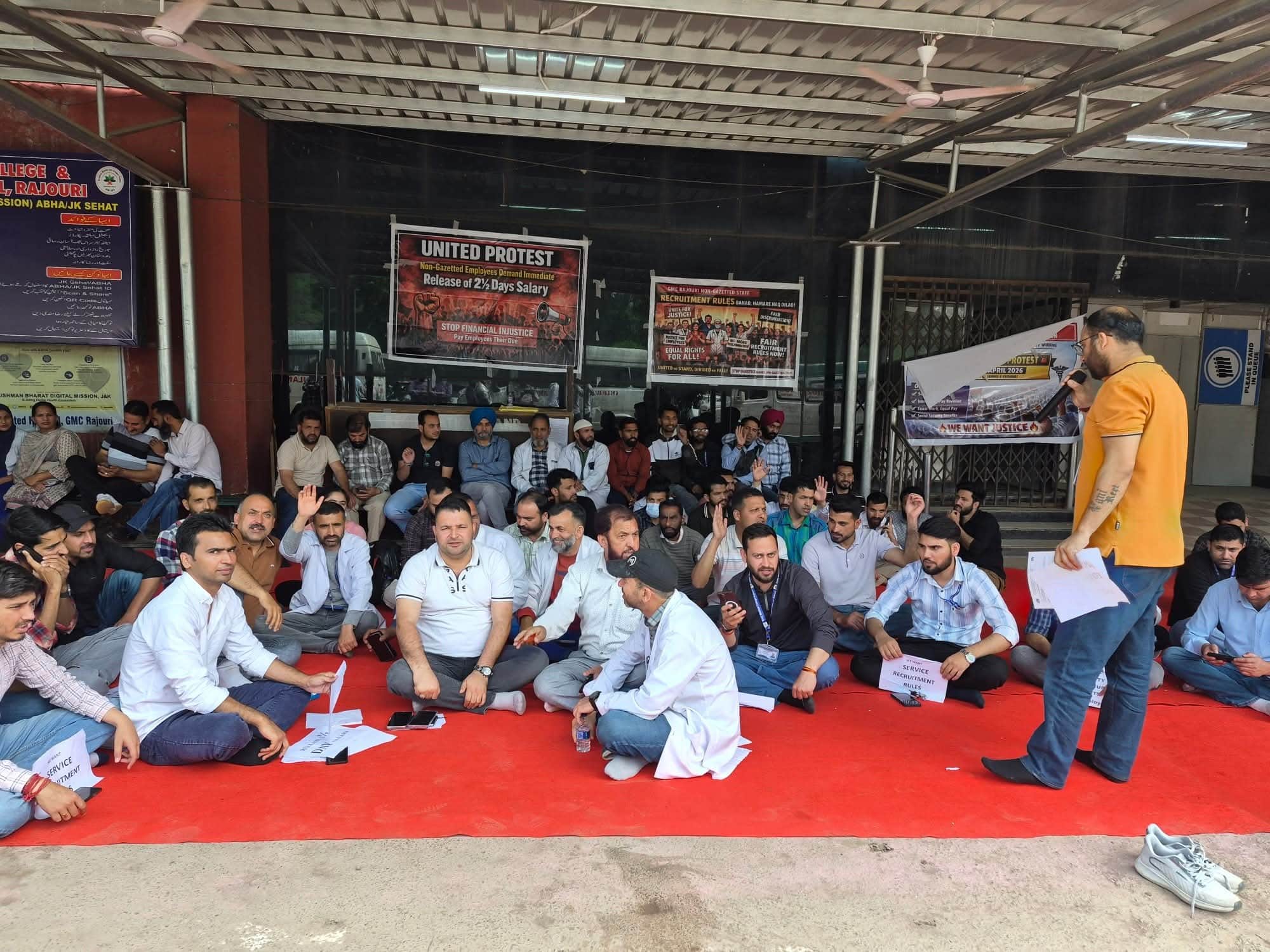 स्वास्थ्य कर्मी प्रदर्शन करते हुए।