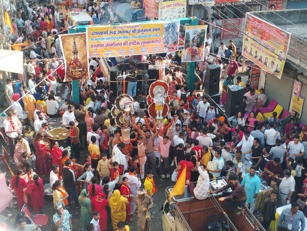 शोभायात्रा में भजनों पर थिरकते हनुमान स्वरूप और अन्य भक्तजन। संवाद