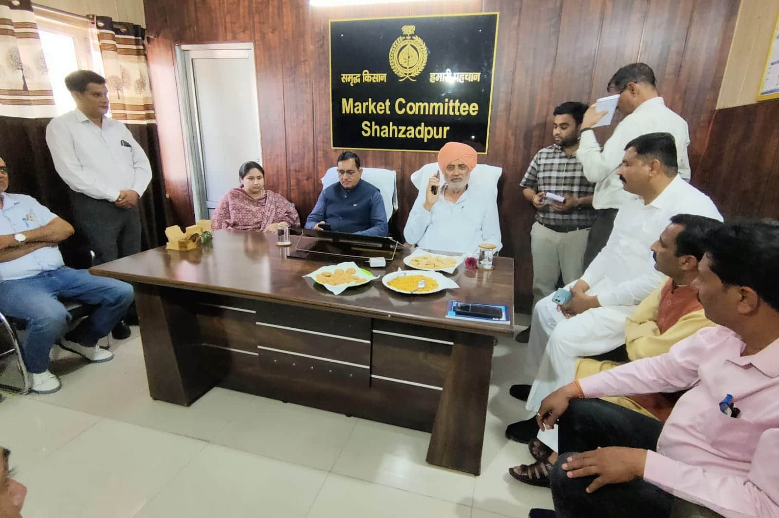 शहजादपुर की अनाजमंडी में पहुंचे कृषि मंत्री निर्देश देते हुए। प्रवक्ता