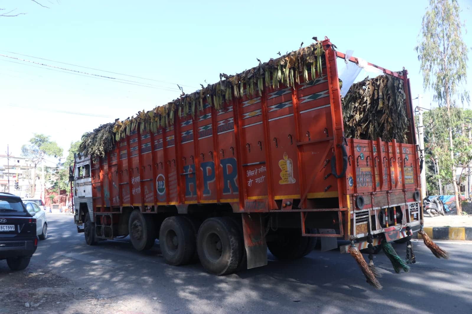 शहर में भाई कन्हैया साहिब चौक पर नो इंट्री से गुजरता ट्रक। संवाद