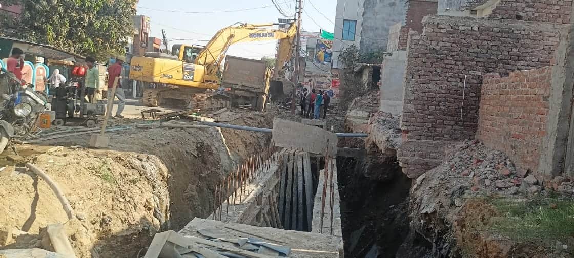 शहर में हो रहा नाला निर्माण।