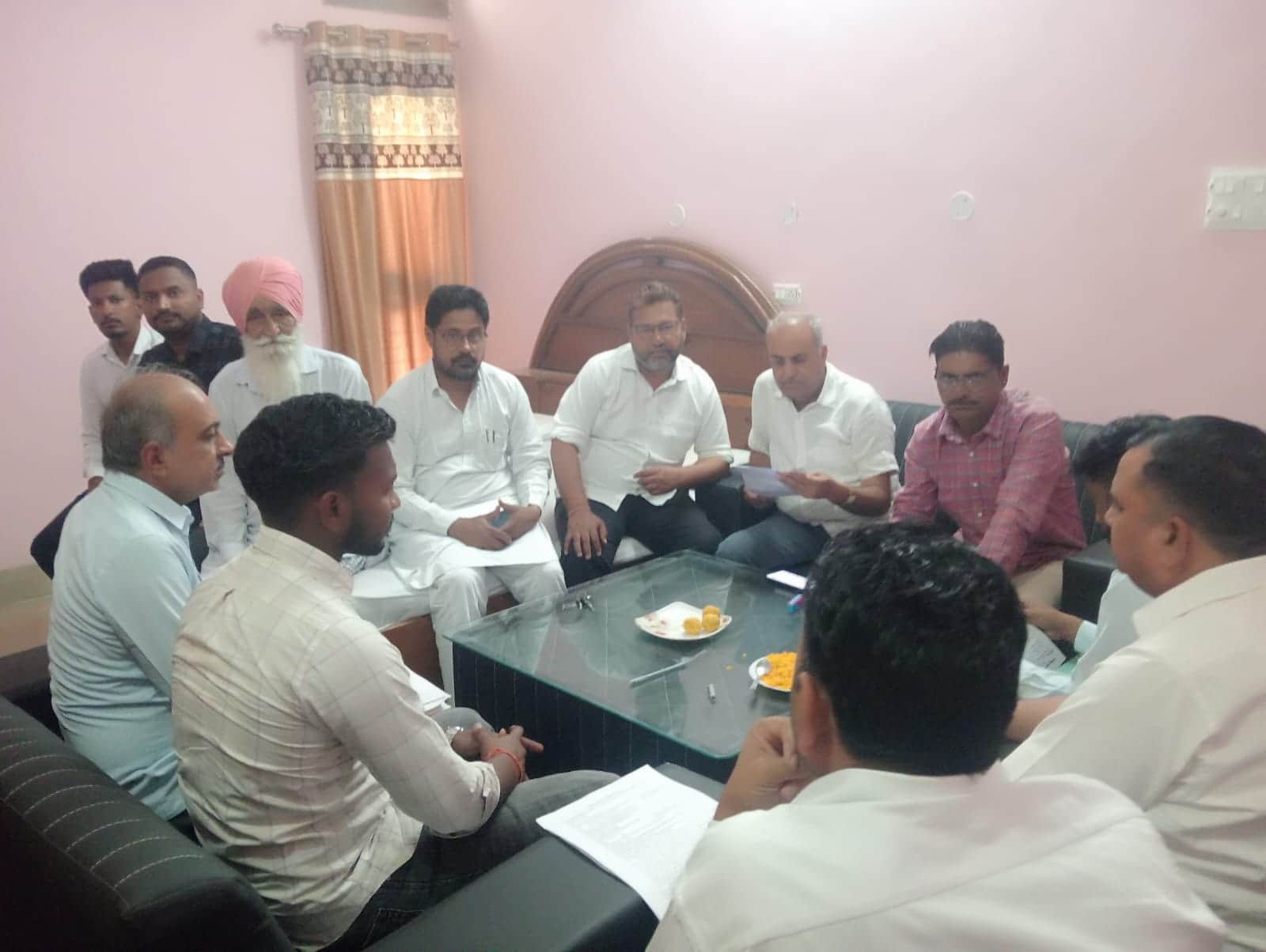 शिकायतें सुनते एमिनेंट सदस्य।