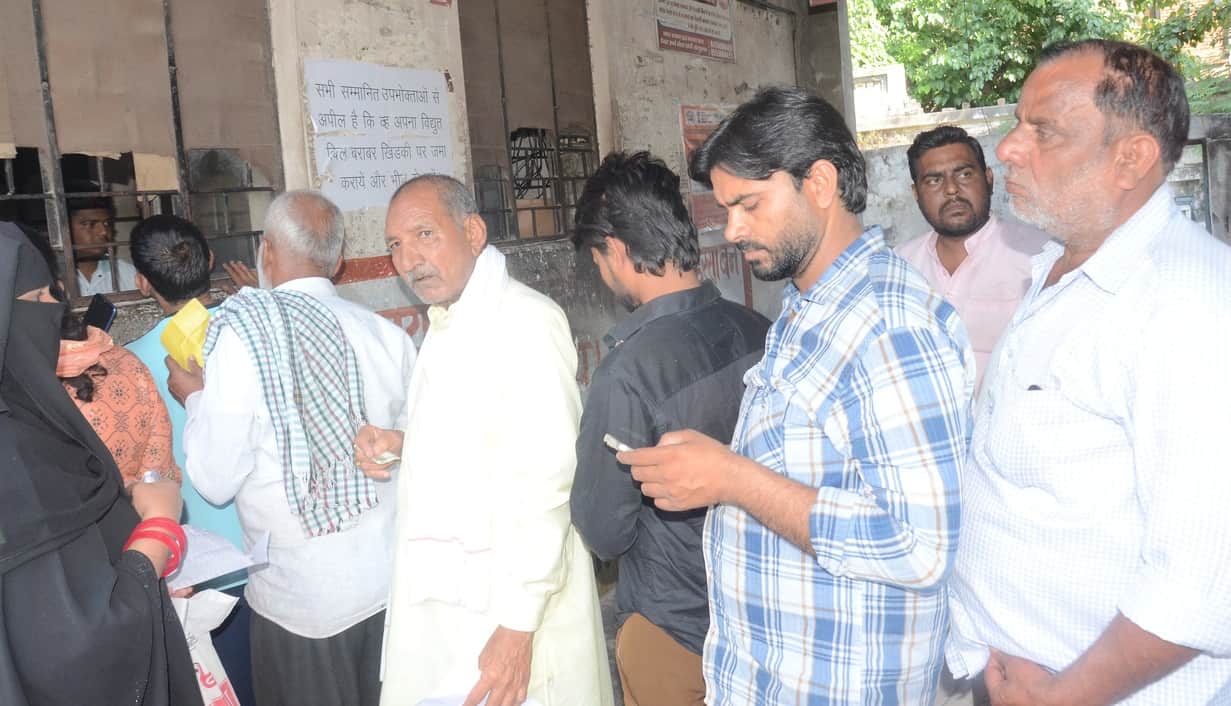 शामली के सिटी बिजली घर पर बिल जमा करने के लिए उपभोक्ताओं की लगी भीड़ । संवाद
