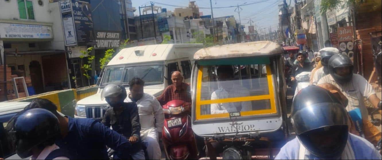 शामली धीमान पुरा फाटक पर जाम में फंसे वाहन ।   संवाद