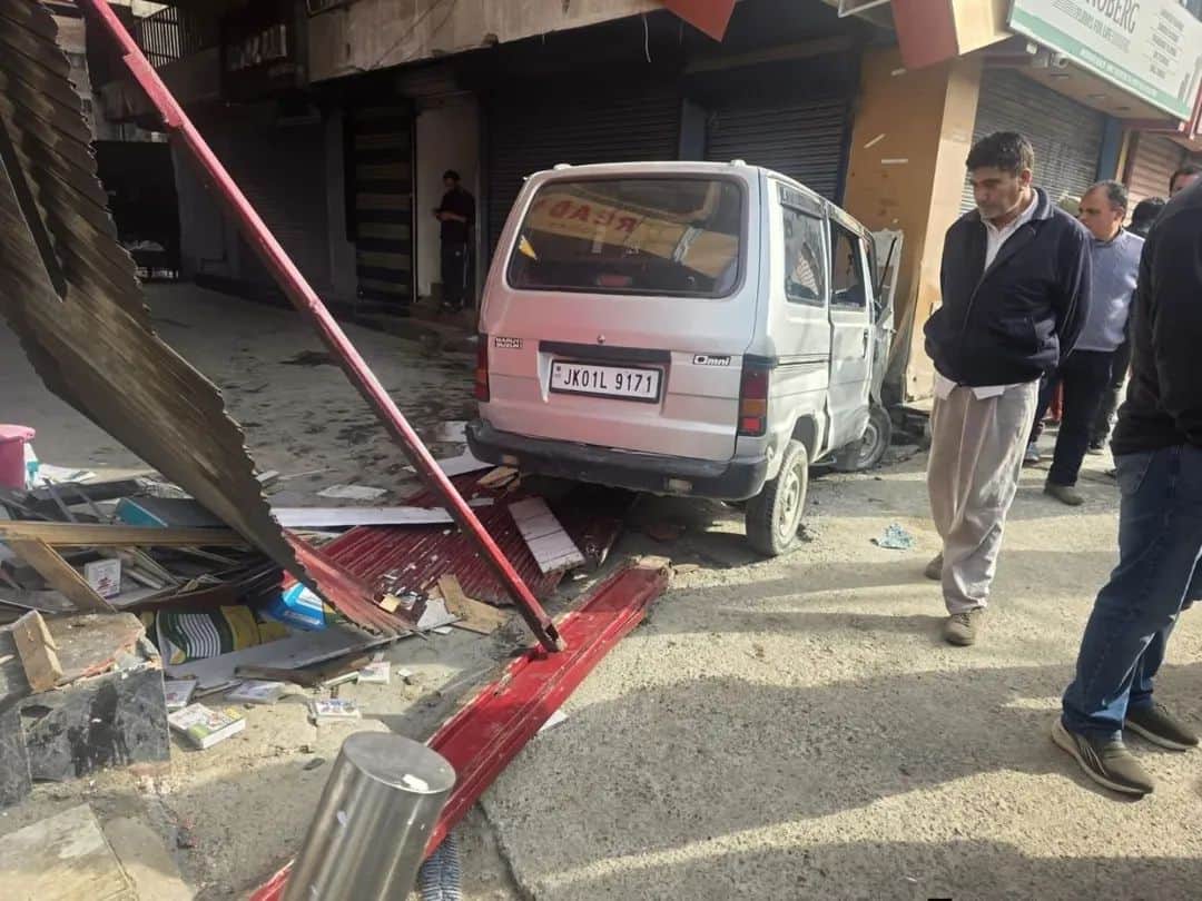 श्रीनगर के लाल चौक पर दुकान में घुसी स्कूल वैन। संवाद