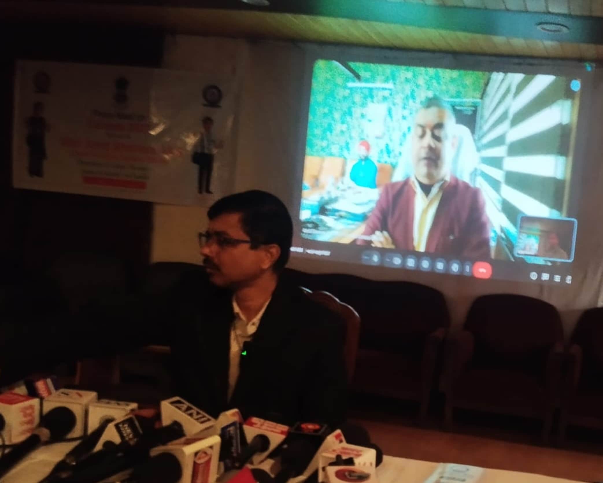 श्रीनगर के लाल चौक स्थित एक होटल में जनगणना के बारे में जानकारी देते ऑनलाइन जुड़े प्रधान जनगणन