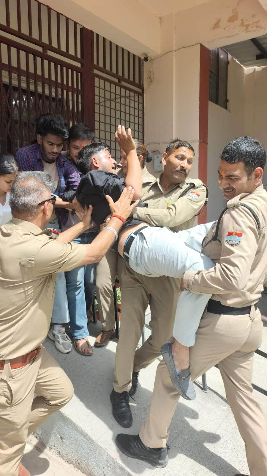  श्रीदेव सुमन विवि के पीएलएमएस परिसर में प्रदर्शन कर रहे छात्रो को ले जाती पुलिस। स्रोत-एनएसयूआ