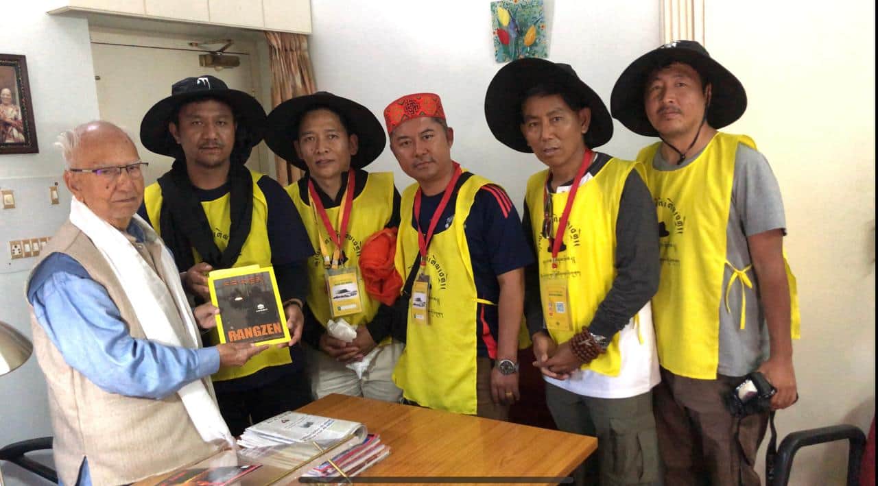 शांता कुमार से मिलते हुए तिब्बती युवा कांग्रेस के सदस्य स्त्रोत जागरूक पाठक