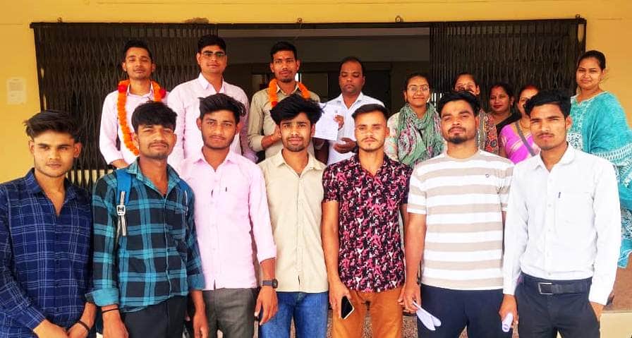 तिलहर स्थित राजकीय आईटीआई में उत्तीर्ण छात्र-छात्राएं। स्रोत: विद्यालय