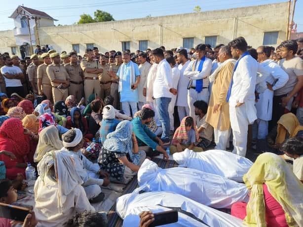 तितावी में टोल प्लाजा के सामने तीन शव रोड पर रखकर जाम लगाकर धरना देते परिजन-फोटो संवा 