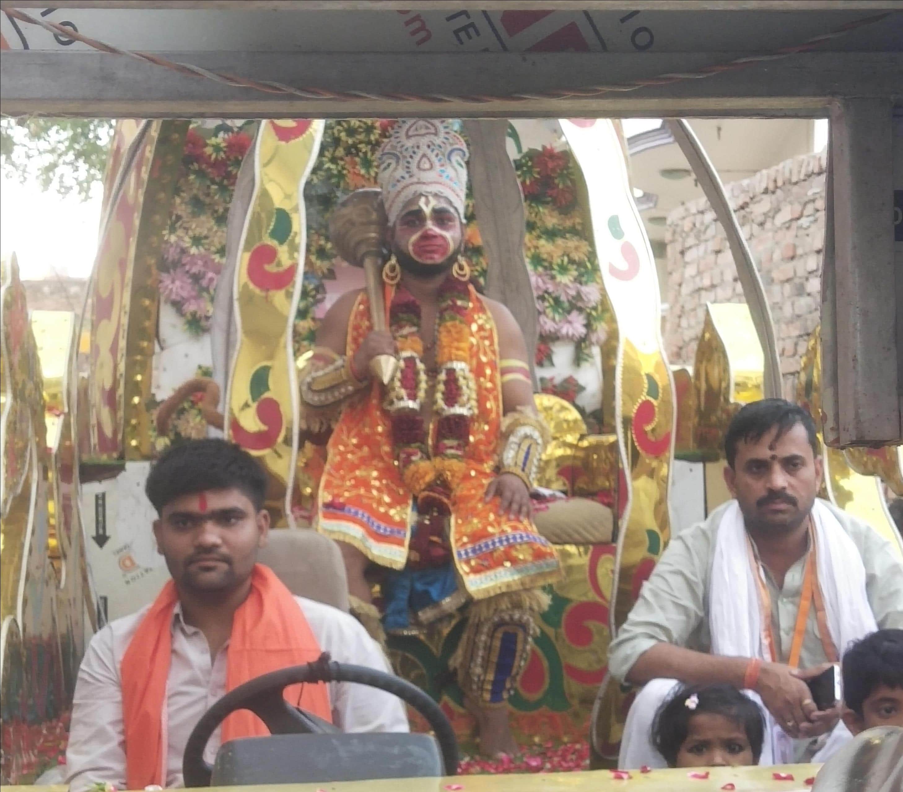 दोहरीघाट में श्री हनुमान जन्मोत्सव पर निकली शोभायात्रा।संवाद