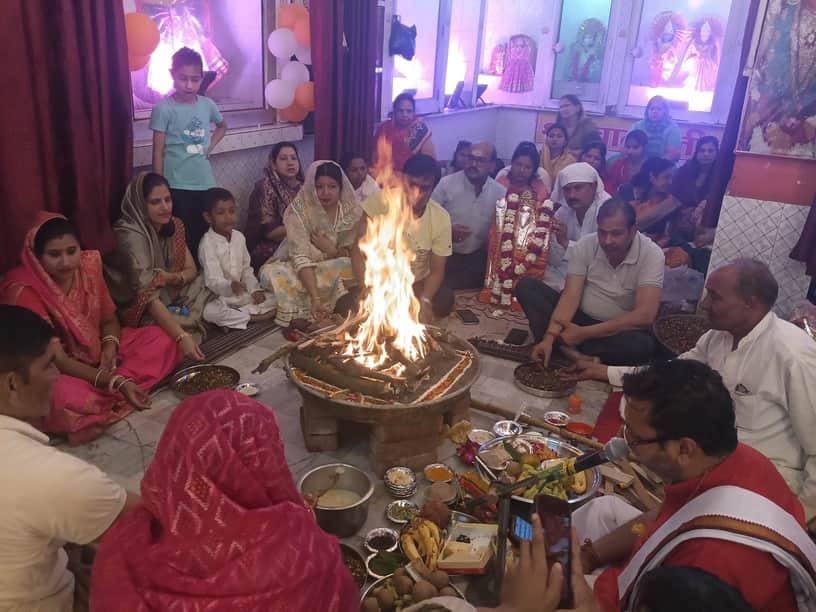 थानाभवन  मेंं  बालाजी मंदिर पर  हवन करते श्रद्धालु  । संवाद