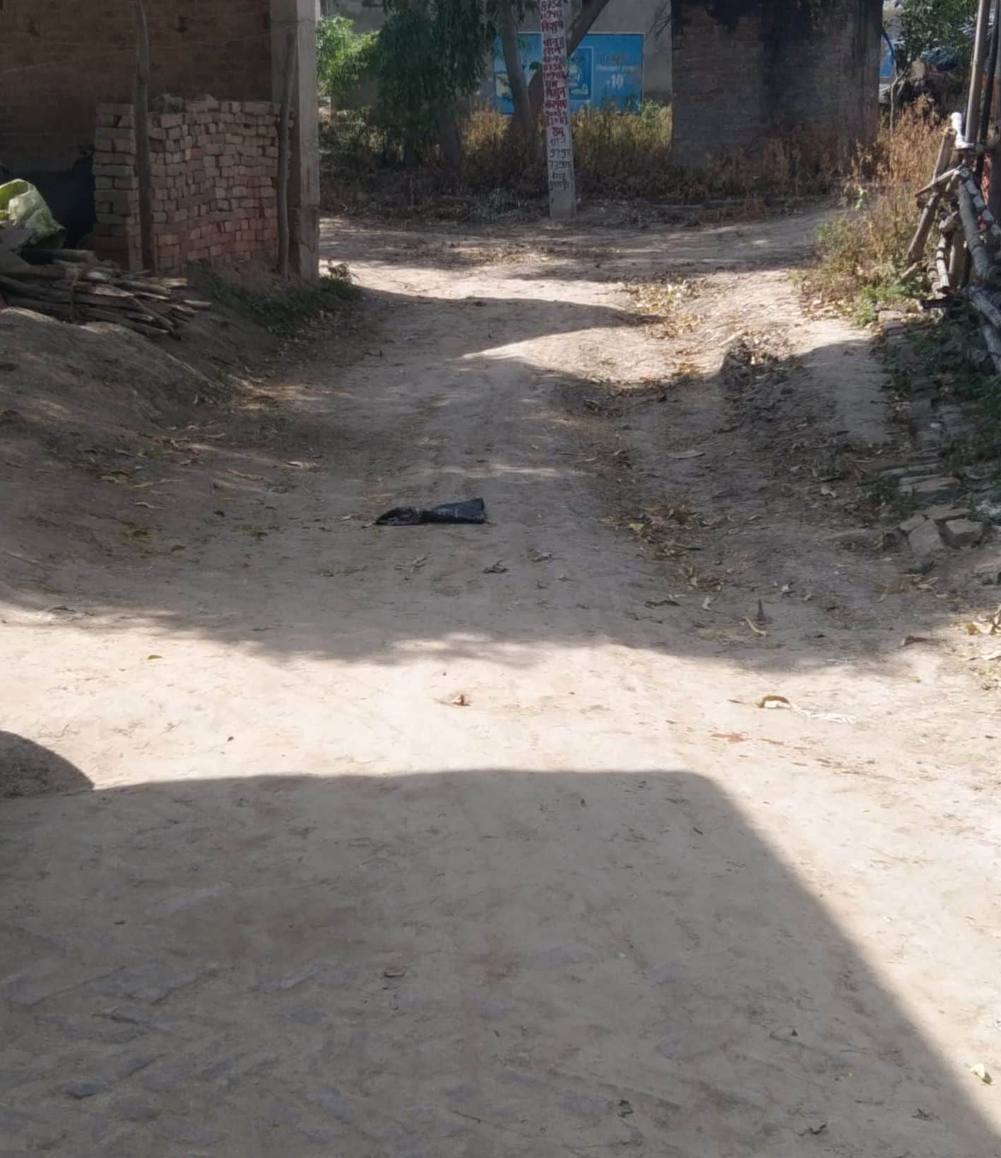 दरियाबाद के मुरारपुर गांव स्थित इसी मार्ग का होगा नव निर्माण।