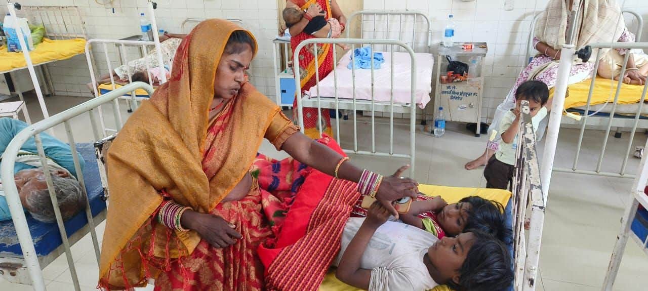 दूषित मट्ठा पीने के बाद जिला अस्पताल में भर्ती बच्चे। 