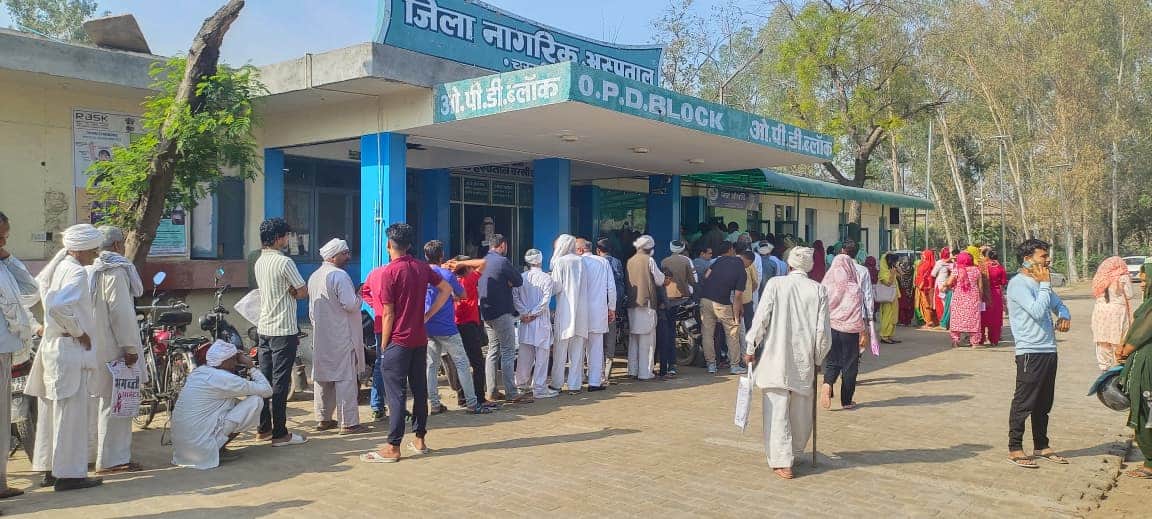 दादरी नागरिक अस्पताल ओपीडी में पर्ची बनवाने के लिए कतार में लगे लोग। 