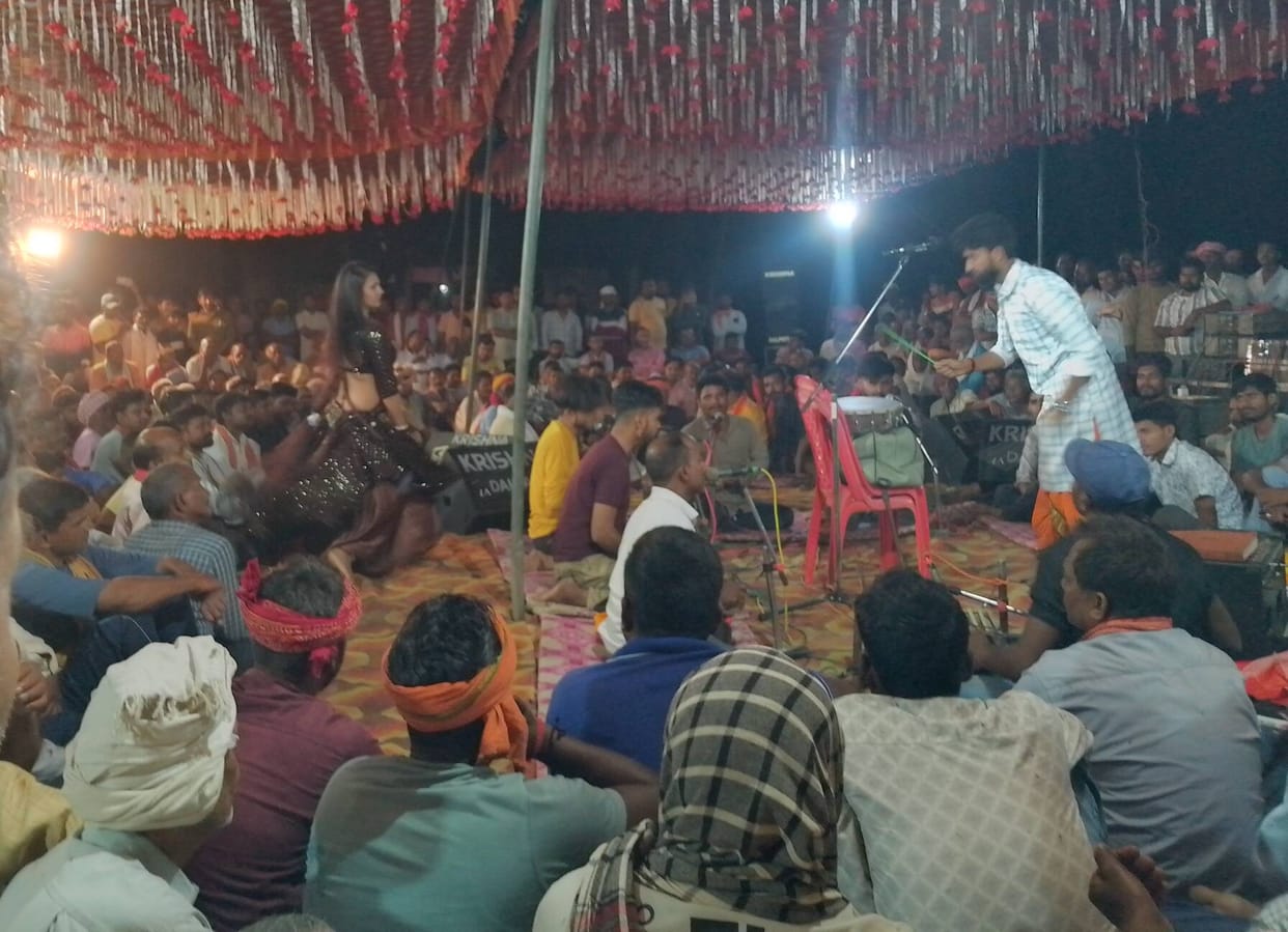 Audience danced in the competition of Chaita