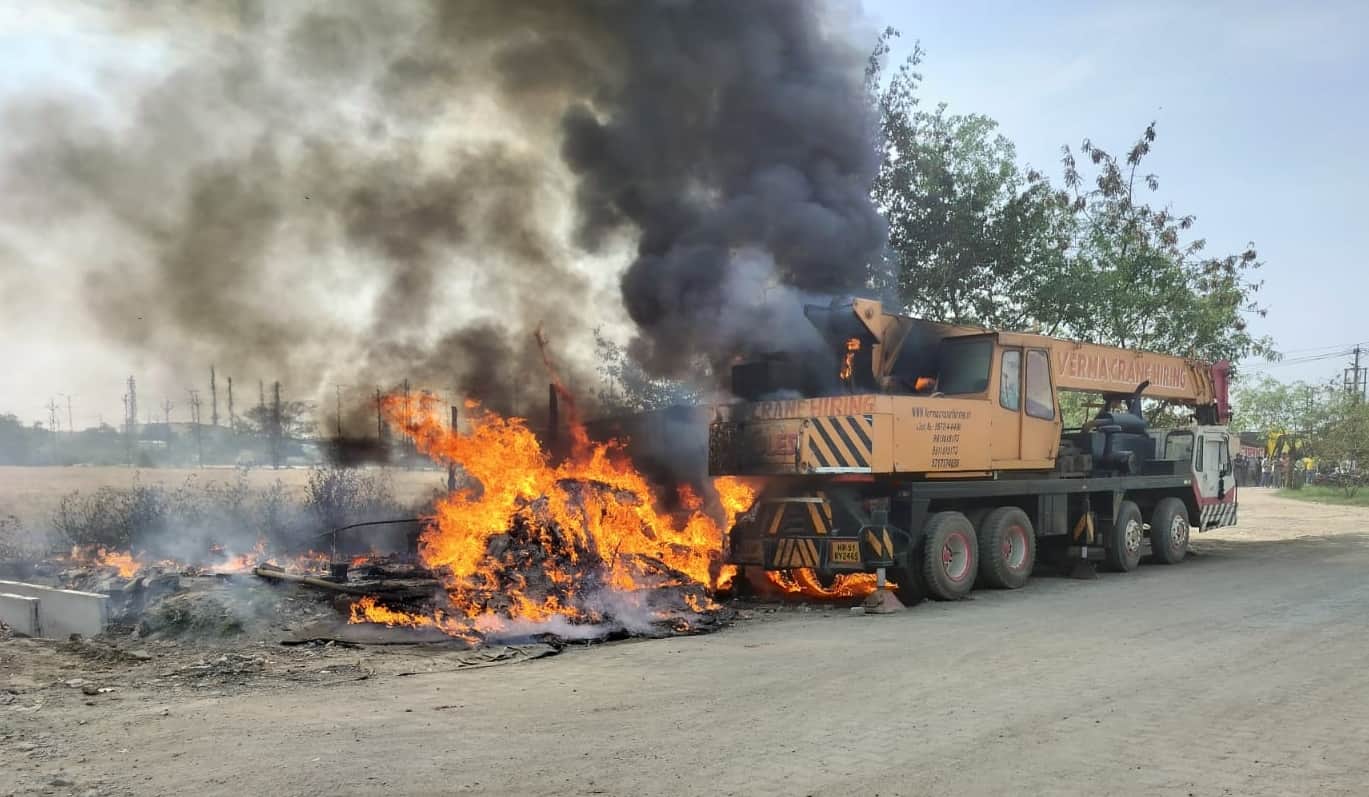 धौलाना में सड़क पर खड़ी क्रेन में लगी आग। संवाद