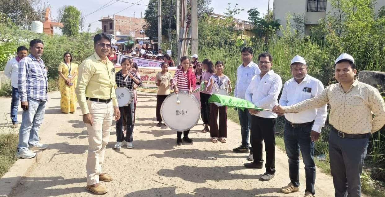 धानापुर स्थित उच्च प्राथमिक विद्यालय से हरी झंडी दिखाकर रवाना करते बीईओ अवधेश सिंह। संवाद