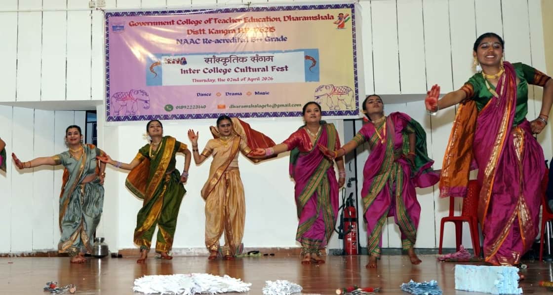 धर्मशाला के बीएड कॉलेज में अंतर महाविद्यालय सांस्कृतिक प्रतियोगिता में डांस की प्रस्तुति देते ह