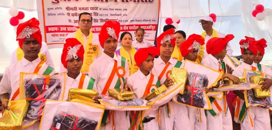 उच्च प्राथमिक स्कूल शाहबाजनगर में पीटी का प्रदश्रन करने वाले बच्चों को सम्मानित करते डीएम धर्मे