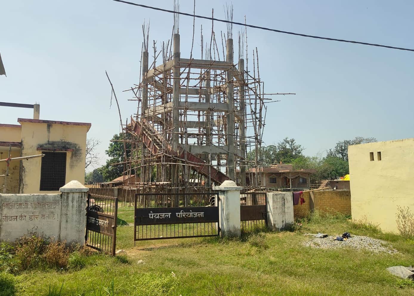 उमरहा में जल जीवन मिशन की अधुरी पानी टंकी । संवाद