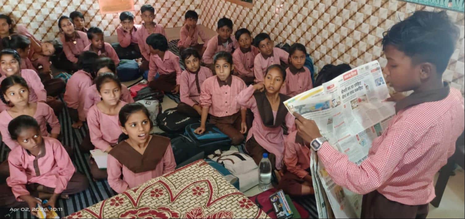 ऊन प्राथमिक स्कूल में अखबार पढ़ते छात्र । स्कूल