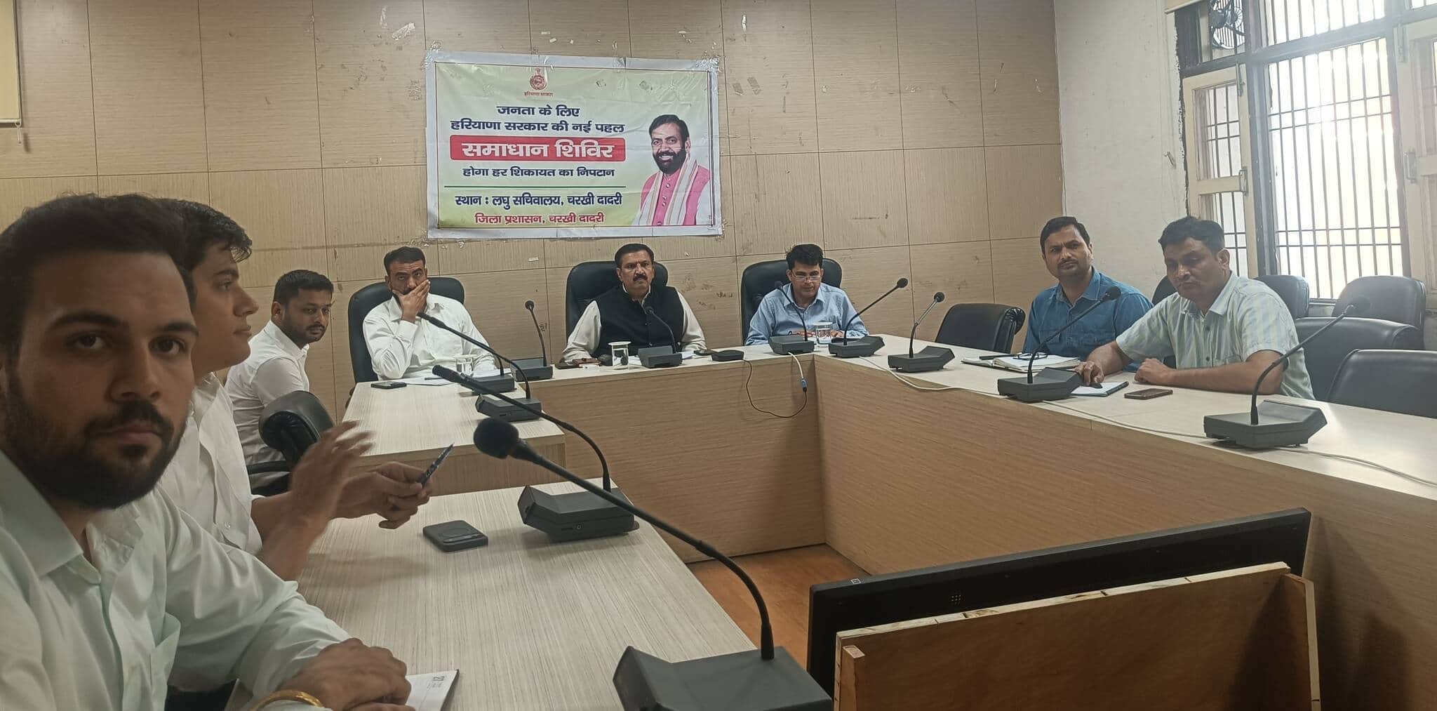 वीडियो कांफ्रेंस के दौरान मौजूद उपायुक्त व अन्य अधिकारी। 