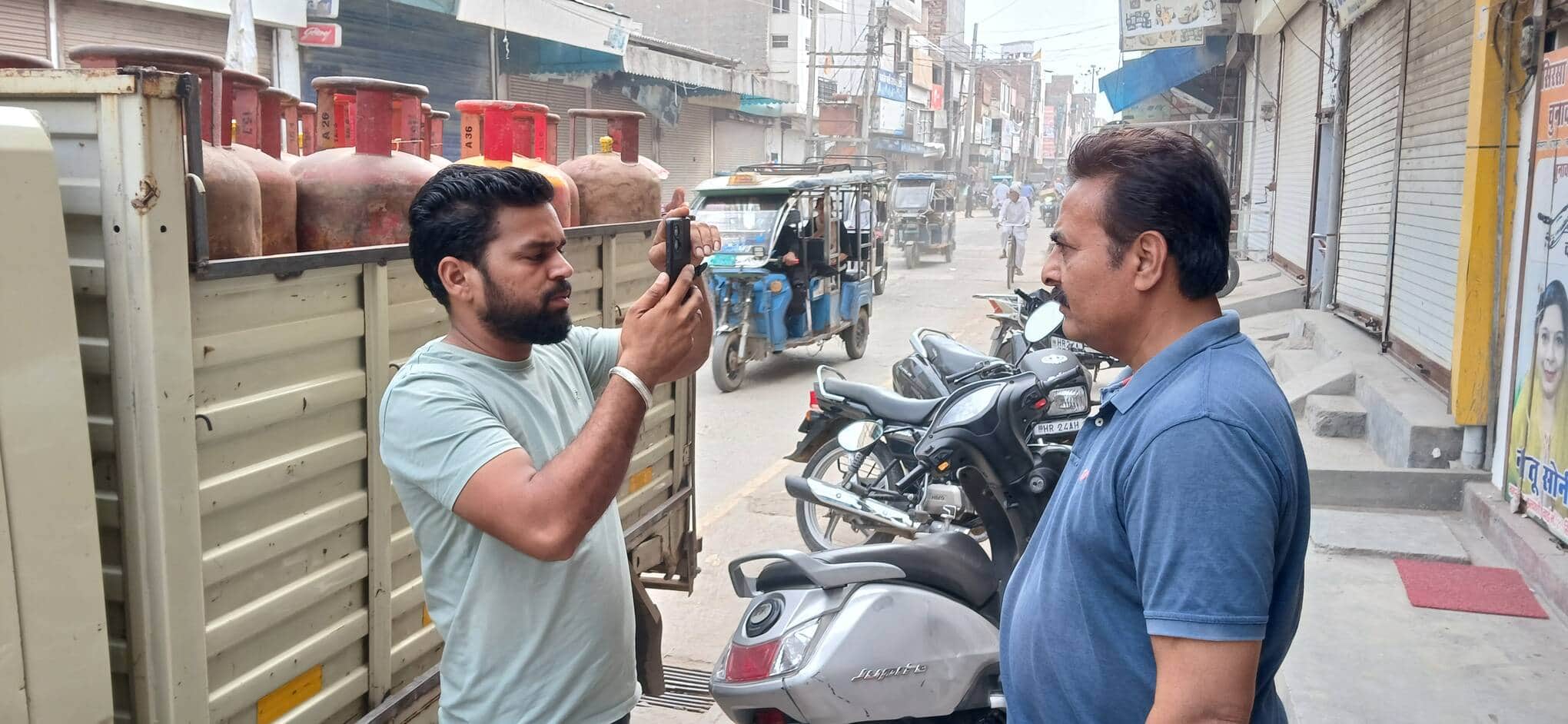 वार्ड नंबर 19 में केवाईसी करते हुए कर्मचारी। विज्ञप्ति