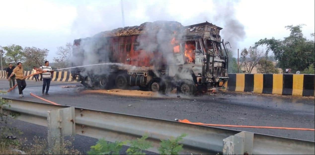 वाराणसी-रीवां हाईवे स्थित तुलसी गांव के ओवरब्रिज पर खड़ी ट्रक में लगी आग। स्रोत- संवाद