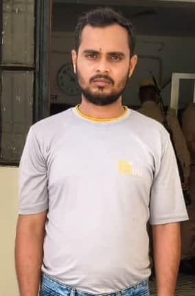 यूपी एसटीएफ द्वारा गिरफ्तार 50 हजार का इनामी। संवाद