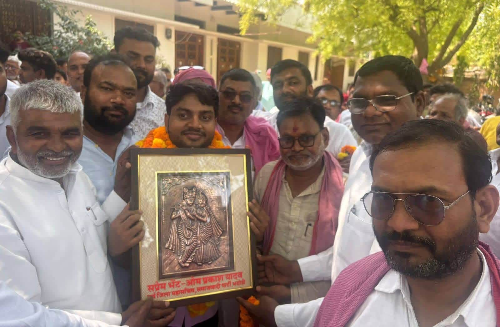 यूपीएससी में चयन होने पर राहुल कुमार यादव स्वागत करते लोग। स्रोत संगठन