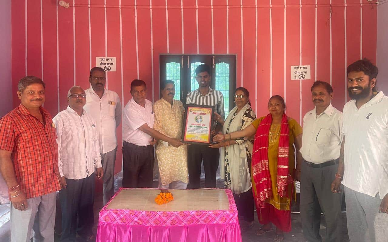 यूपीपीसीएस परीक्षा उत्तीर्ण करने पर अभय प्रताप सिंह को सम्मानित करते क्षत्रिय राजपूत सभा के पदा