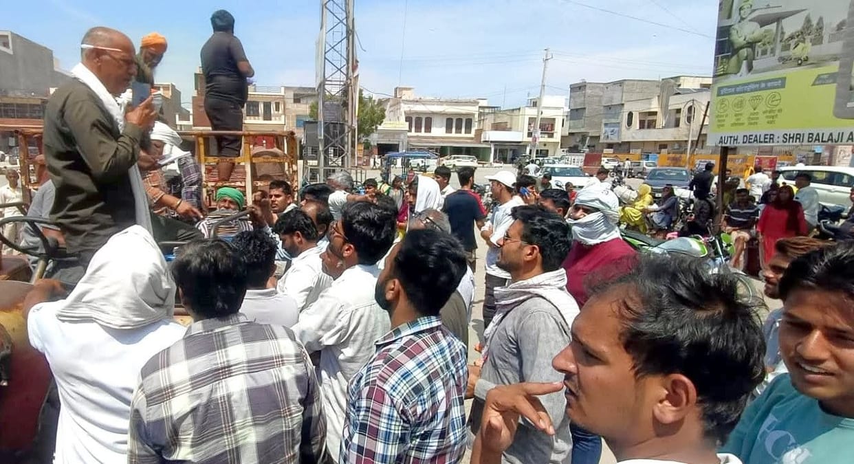 There is a scramble for domestic gas cylinders in Safidon.
