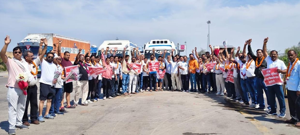 Teachers Depart for Delhi to Stage a Protest