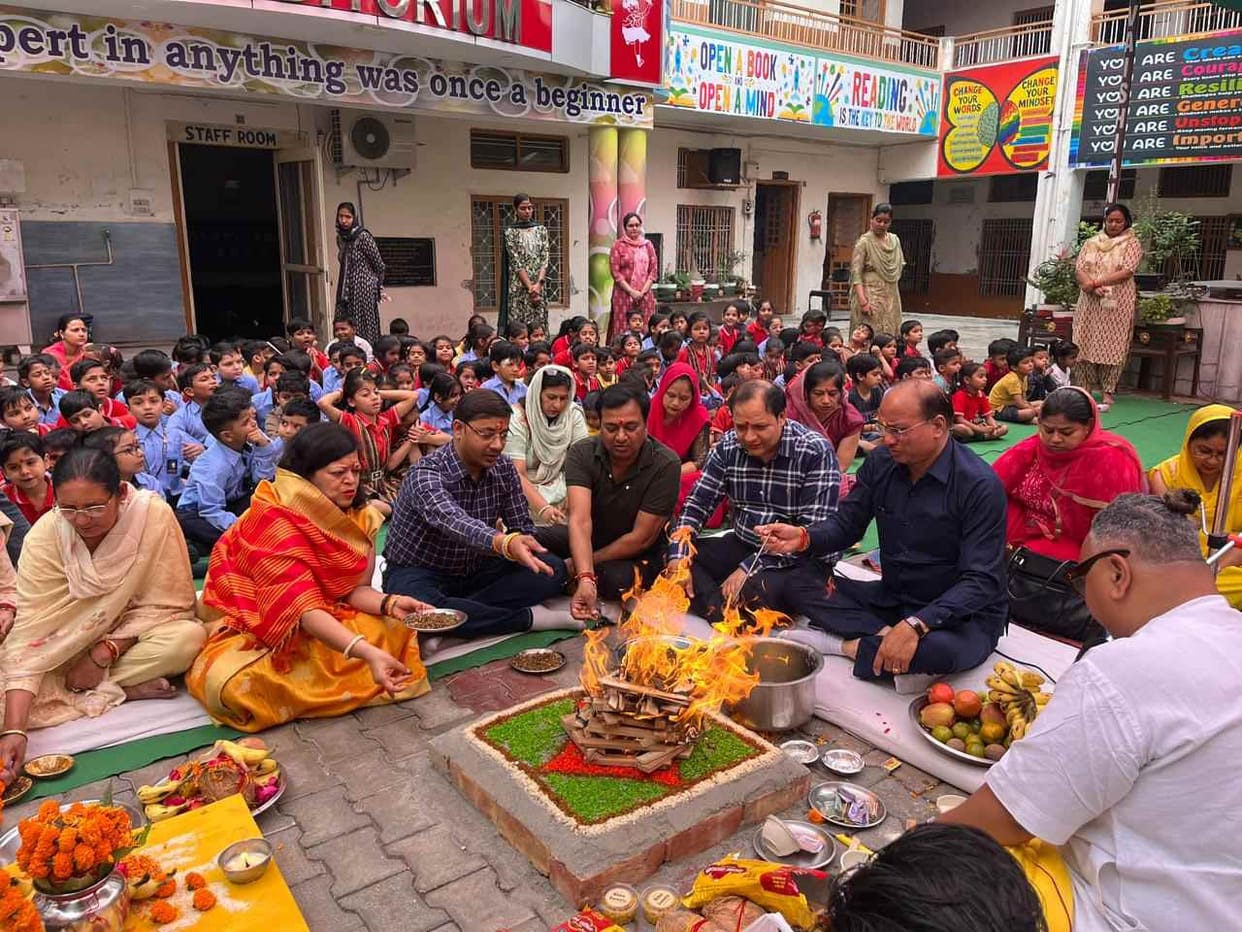 The new academic session began with a havan at Vaishya Kanya Vidyalaya.