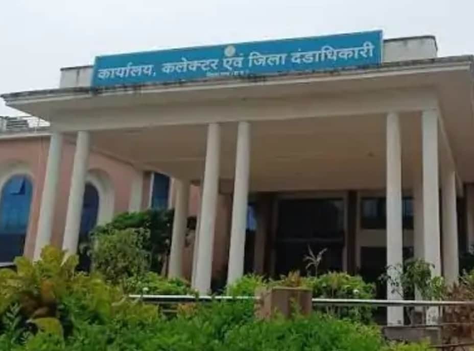 सखोरी और लापरवाही पर दो कर्मचारी बाहर