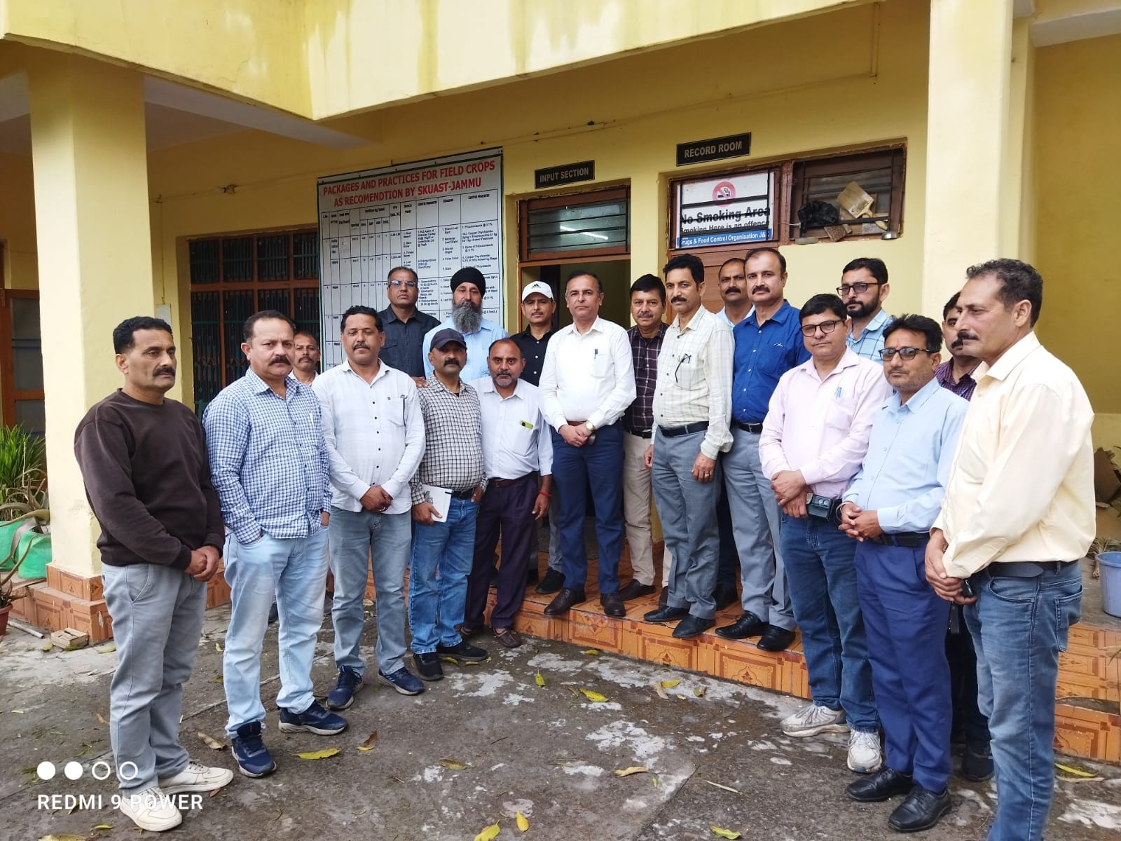 अपने बिलावर दौरे पर पहुंचे निदेश कृषि विभाग। स्रोत जागरूक पाठक