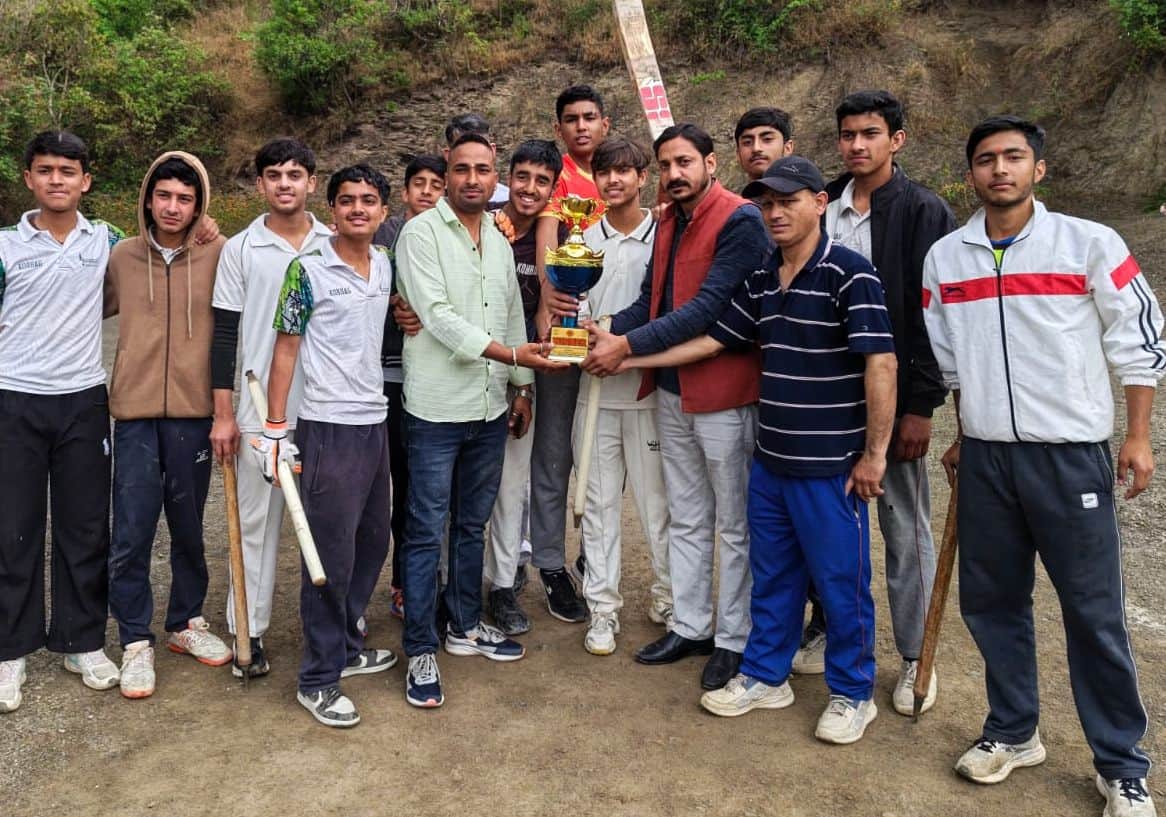 अर्की के दधोगी खेल मैदान में तीन दिवसीय अंडर-18 क्रिकेट प्रतियोगिता की विजेता टीम कोहबाग। स्रोत